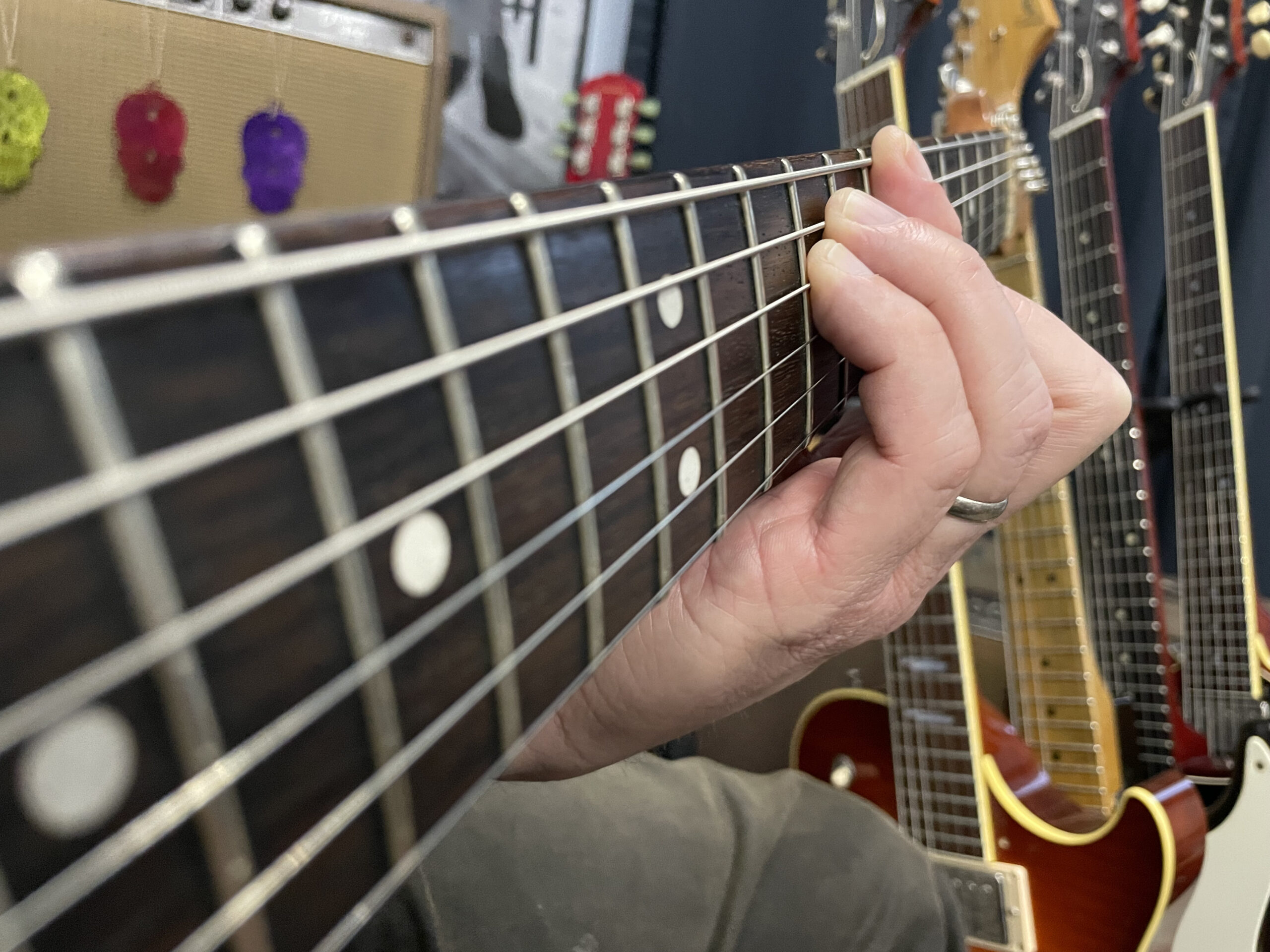 showing how to play a barre chord on guitar